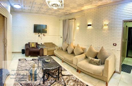 شقه في ارقي الاحياء مفروشه للإيجار علي شارع رئيسي في المهندسين, الجيزه