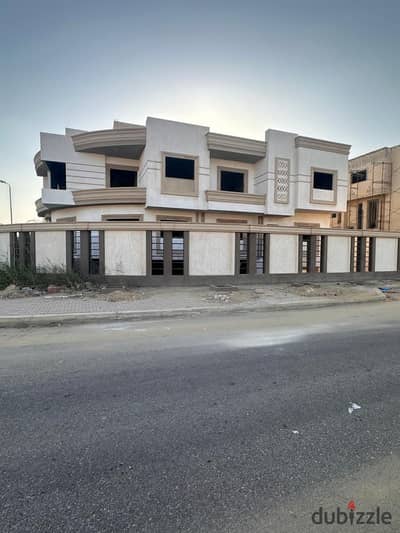 شقة ارضى مرتفع 190 متر من المالك فيو مفتوح على لاند اسكيب نصف تشطيب كاملة المرافق خطوات من شارع البستان و مول اسبانا بلازا و دقايق من وصلة دهشور مدخل4