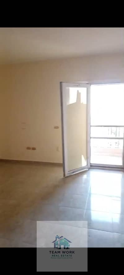 لقطة للبيع: شقة سوبر لوكس بـ "أسانسير" على شارع الشاليهات الرئيسي - بدر الدA bargain for sale: Super deluxe apartment with elevator on the main Cين
