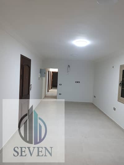 Licensed administrative office, 180 sq. m ground floor with a private entrance for rent in New Maadi, prime location for companies.