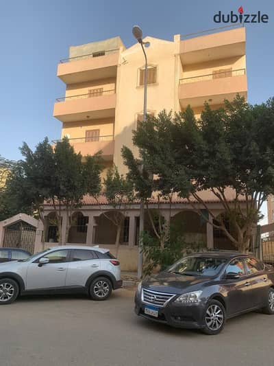 شقة للبيع في مدينة الشروق في المنطقة التاسعة عمارات المجاورة الرابعة نصف تشطيب