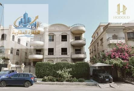 شقه للبيع فى التجمع الخامس  بالاحياءبالحى التانى قريبه من مسجدفاطمه الشربتلى اول بلكونه بحرى نصف تشطيب+حصه بالجراج بسعرمميز جدا جدا