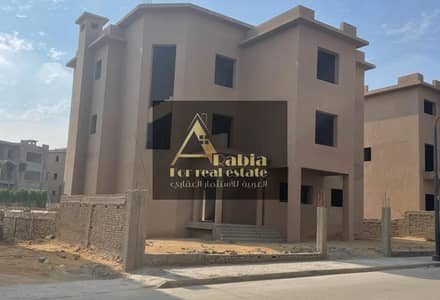 فيلا 1200م صف تاني جولف كمبوند قطاميه ديونز