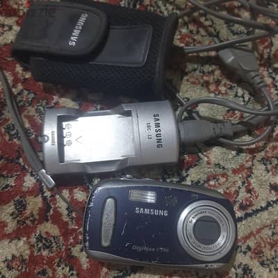 Samsung Digimax v700 with charger