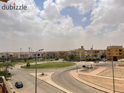 شقة للبيع ارضى مرتفع بمدخل خاص جنينة امامية ولوكيشن مفتوح 180متر بالحى التامن الشيخ زايد