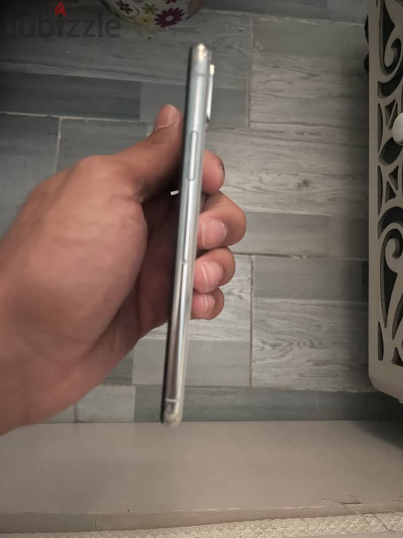 iPhone x 64GB Used With Box 3