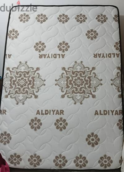 مرتبة مقاس ١٤٠×١٩٥ شبه جديده