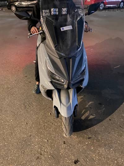 SYM scoter 300 cc used but like a new 7000km only