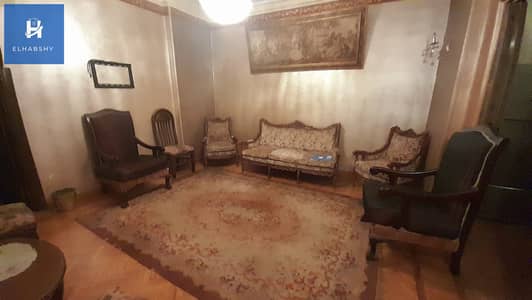 قرب شارع النيل 120م فى العجوزة طابق ثالث سلم شقة مفروشة للإيجار .