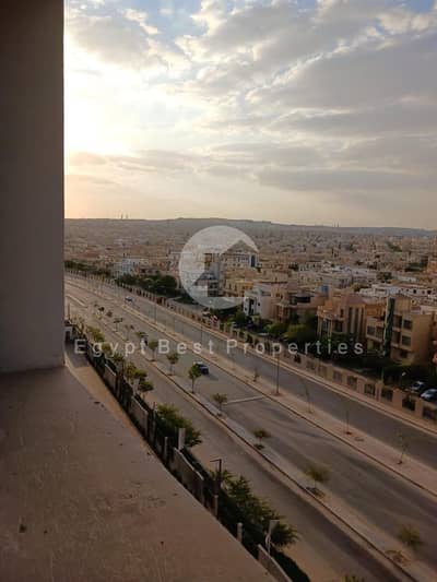 شقة فاخرة جاهزة للسكن للبيع في أبراج زيد، قلب الشيخ زايد، بجوار كمبوند الربوة ونادي الأهلي.