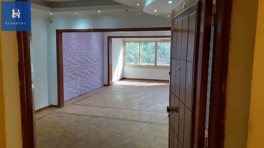 فى شارع فينى الرئيسى  250م فى الدقى 6 غرف مكتب للإيجار .