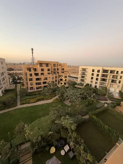شقة  للبيع وإطلالة بانورامية خلابة، في كومباوند اويست امام جامعة MSA و بالقرب من ,وصلة دهشور وبالم هيلز و نيو جيزة و بالم باركس و دقايق من الشيخ زايد.