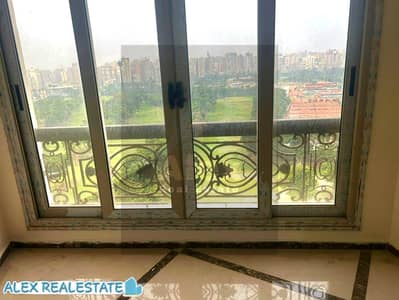 للايجار السكني في سبورتنج بدواليب مطبخ فيو مفتوح على النادي