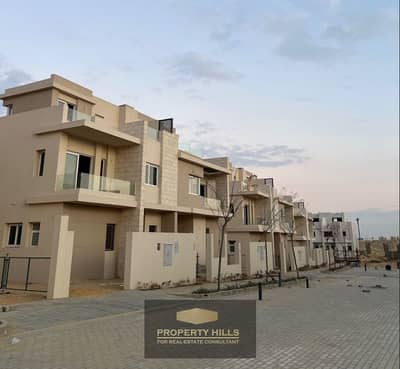 Townhouse to be delivered within months with Hydepark next to Palm Hills and the Hunting Club and New Giza Club