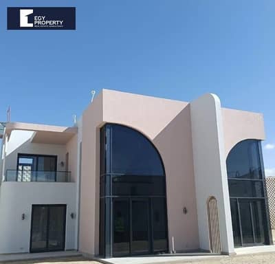 شاليه يطل علي اللاجون مباشرة للبيع متشطب بالكامل بالتكيفات في جون الساحل الشمالي  باقساط
