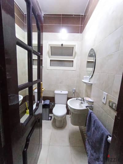 An amazing apartment in the villas of the National Defense for ground floor lovers, close to Concord Plaza Mall and all services. The apartment is secured with iron and has gas.