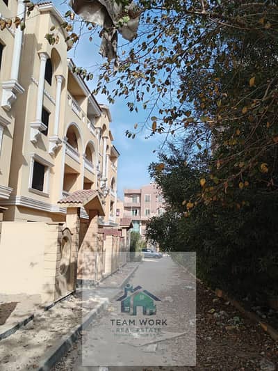 للبيع: شقة 186م "تحميل قديم" في ميني كمبوند بالحي الثامن زايدFor sale: 186m² apartment (old construction) in a mini-compound in the 8th district of Z