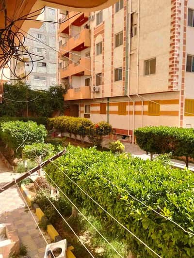شقة مفروشة للايجار الشهري غرفه وصاله مطبخ حمام الدور الاول علوي يوجد جميع المرافق مياه وكهرباء داخل كمبوند بالاسكندريه العجمي الكيلو21 بشاطئ النخيل بموقع متميز جدا