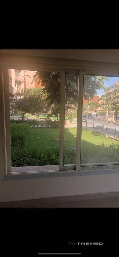 للبيع في نيو جيزه, شقة دور ارضي, بتيراس , كاملة التشطيب, ومفروشة بالكامل