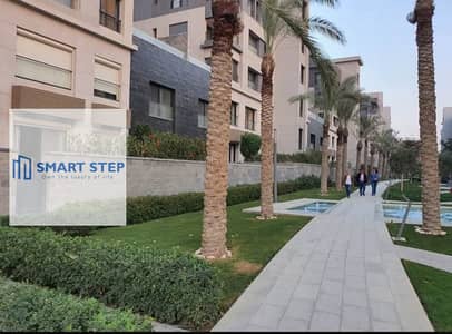 للبيع بنتهاوس ريسيل داخل Trio Gardens بموقع مميز وفيو مفتوح على البحيرة.