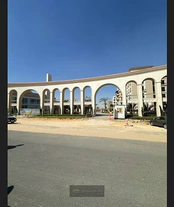 شقة للبيع داخل فيلدج ويست الشيخ زايد  مساحة 130 مترمرحلة ثالثه   متشطيبه بالتكيفات  دور اول