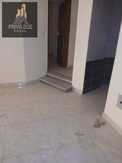 Apartment for rent, first occupancy in Zahra Al-Maadi, ultra-super-lux finish, price and location are special. The building is in a quiet area, close to all services and transportation.