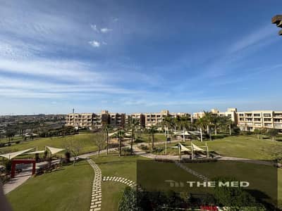 للبيع بالمطبخ والتكيفات, شقة كاملة التشطيب في نيو جيزه, تطل على الجولف