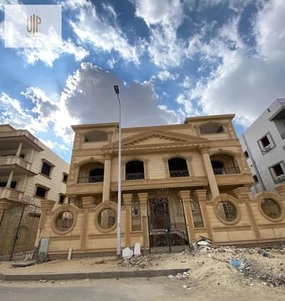 Villa for sale in Al-Qarnfal 10, a prime location close to Al-Rehab, the Eastern Market, North Nine, and Platinum Club