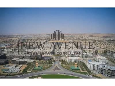 شقة فاخرة بتشطيبات رائعة مع تكييفات وخزائن مطبخ مطلة على المسبح للبيع في ميفيدا بوليفارد القاهرة الجديدة  Mivida Boulevard من تطوير إعمار مصر
