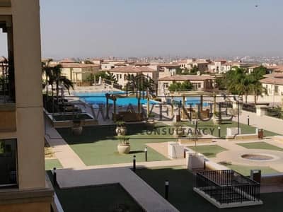 شقة مفروشة بالكامل بإطلالة على حمام السباحة للإيجار في أب تاون كايرو