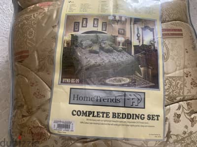 للبيع طقم لحاف سرير متكامل وفخم جداً (Complete Bedding Set)