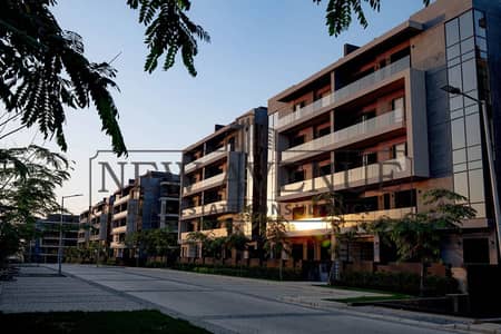 بنتهاوس نص تشطيب جاهز للسكن موقع مميز يطل على مساحة خضراء  فى باتيو اورو