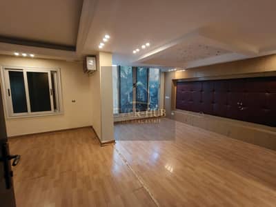 فيلا كورنر للايجار كمبوند حدائق المهندسين 3 غرف نوم + غرفه نانى + غرفه سائق مطبخ و تكيفات