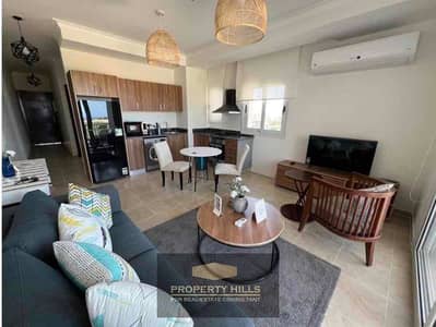 شاليه متشطب و مفروش صف اول بحر في سوما باي soma bay بجوار مكادي