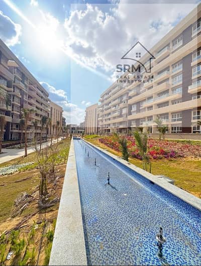 شقة للبيع بخصم40% كمبوند ساكن وعايش في العاصمة كامل الخدمات جنب الجامعة البريطانية BUE كمبوند سيناريو في ار 7 على المحور المركزي مباشرة و النهر الاخضر