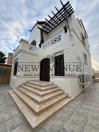 فيلا مستقلة كاملة التشطيب للبيع في Hyde Park New Cairo بموقع كورنر مميز، 6 غرف نوم، جاهزة للسكن مع  التكييفات والمطابخ