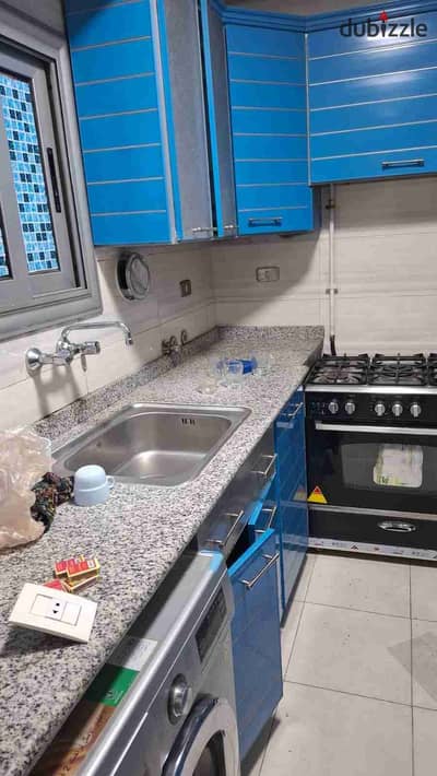 Furnished apartment for rent in Tabarak Compound, Zahraa Al-Maadi, consisting of 2 bedrooms, reception, 2 bathrooms, and a kitchen with super luxurious finishing and elegant furniture consisting of two bedrooms, reception, two bathrooms, and air-conditioned kitchen.
