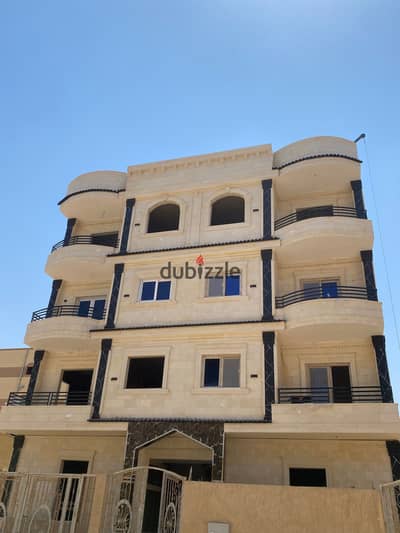 السياحية أ – حدائق أكتوبر، بالقرب من المحور الرئيسي، طريق الفيوم، طريق الواحات، الممشى السياحي، والنهر الأخضر، وقريبة من جميع الخدمات والمواصلات.