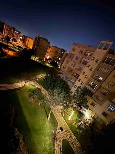 متاح للبيع شقة ١٤٤م B6  مجموعة ٦٥  التقسيمة : ٣ غرف نوم و ٢ حمام  منهم غرفة ماستر بحمام خاص الدور الرابع  وايد جاردن فيو  تخصيص قديم خالصة الثمن موقع مميز جداً أمام المشروع المنتظر الجديد the spine وبالقرب من strip mall و craft zone   ارضيات