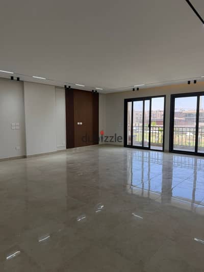 شقة مميزة بمساحة ٢٤٥ مترًا للإيجار في كمبوند فيفث سكوير مراسم