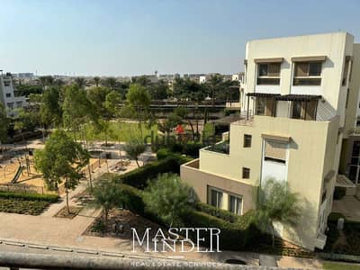 شقه للبيع مفروشة بالكامل باجهزه المطبخ و التكييفات فى اب تاون كايرو المقطم