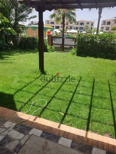 شاليه ارضي بالجنينه على البيسين والاكوا وقريب من البحر