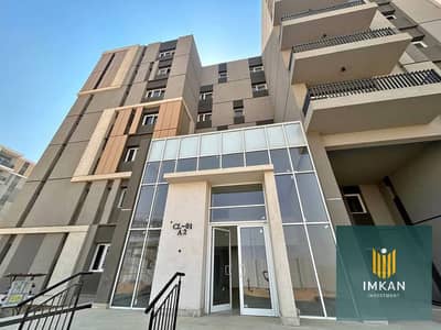 شقة ٣ غرف اقل سعر في السوق و متشطبة دوبل ڤيو علي مساحات خضراء في Hap Town - هاب تاون حسن علام