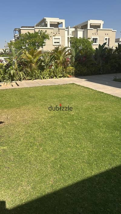 فيلا كواترو مفروشة فرش فندقي فاخر,مودرن ستايل, مكيفة ومجهزة بالكامل, بحديقة خاصة, 4 غرف نوم و 4 حمام.