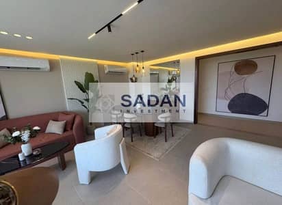 شقة للبيع بخصم 32 % امام المحور المركزي في منطقة R8 في اميز كمبوند يطل علي الممشي السياحي و النهر الاخضر                                             .