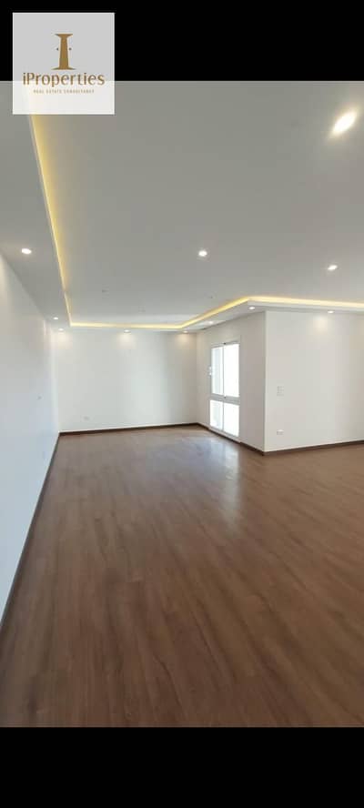 بفيو لاند سكيب شقة كورنر للبيع ريسيل متشطبة بالكامل و بحرى + المطبخ | هايد بارك القاهرة الجديدة
