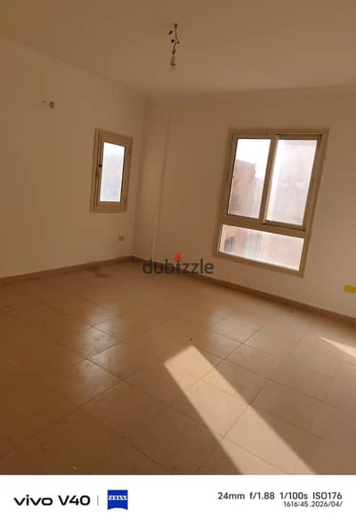 Apartment for rent in the Fifth Settlement on Gamal Abdel Nasser Axis close to Arabela Mall, second floor with elevator, suitable for an office, area 220 square meters