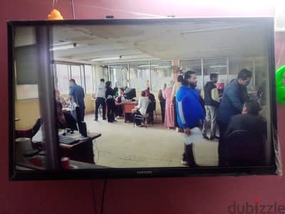 شاشة سامسونج 32 بوصة LED بالحامل والريموت الاصلى