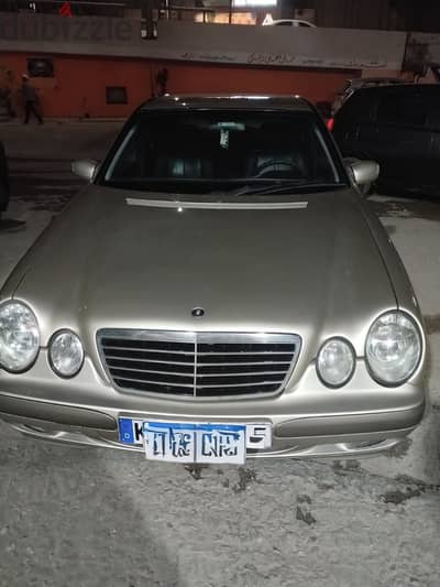 عربية ميرسيدس عيون E 200