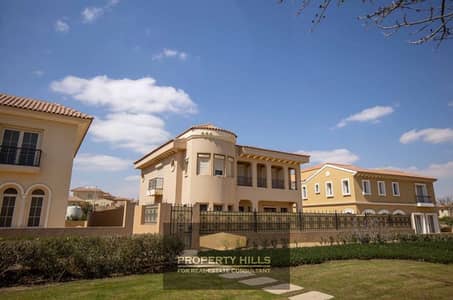 فيلا مستقله بحمام سباحه مميزه جدا مع بالم هيلز بجوار النادي و الجامعه و امام مساحات خضراء كبيره